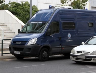 Βίντεο: Έτσι απέδρασαν οι αλλοδαποί «οικονομικοί μετανάστες» από το Μεταγωγών - Ξυλοκόπησαν και Αστυνομικό